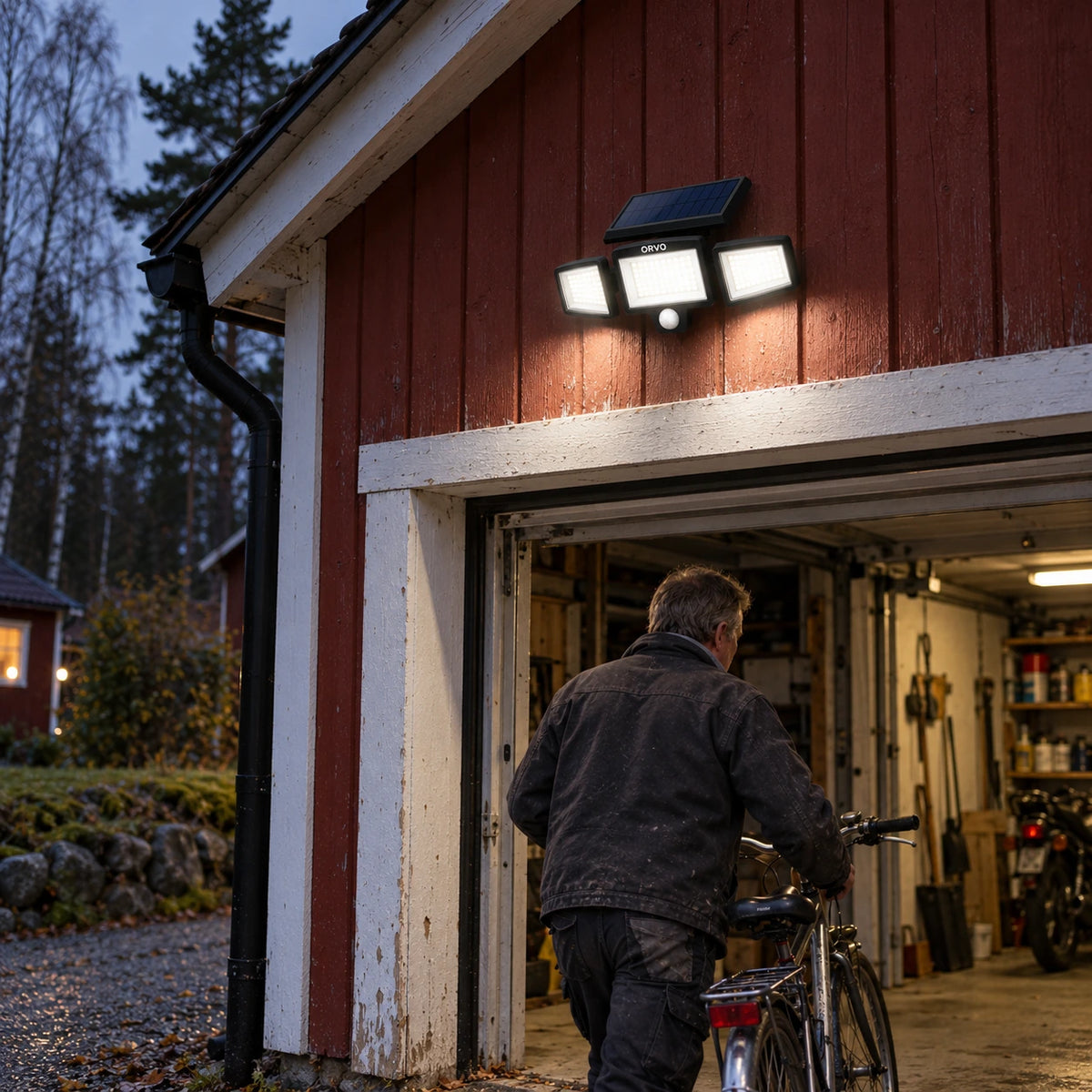 Orvo solar buitenlamp verlicht een carport en oprit op een regenachtige avond