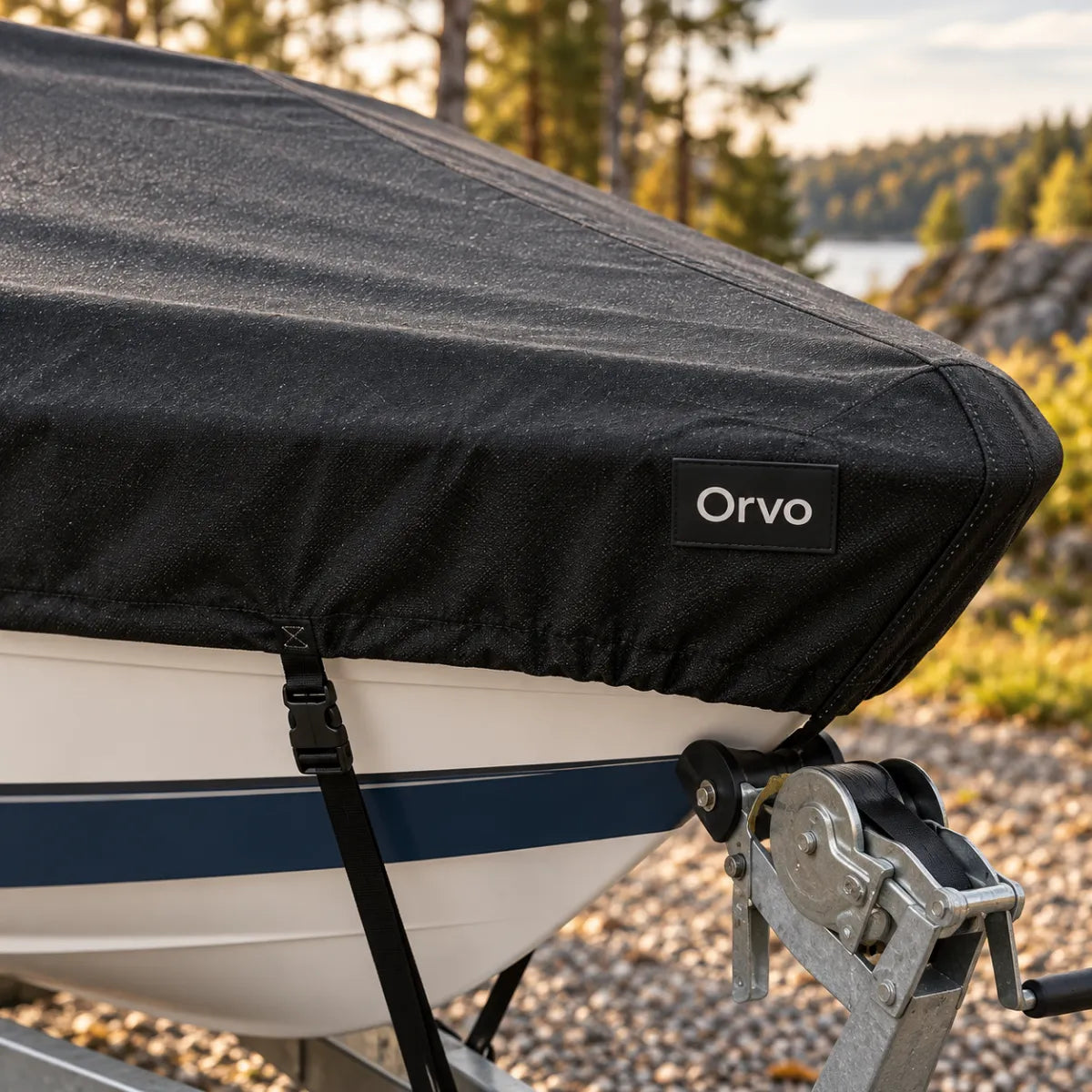 Close-up van de boeg: zwart 600D-doek met Orvo-logo en elastische rand rond de romp