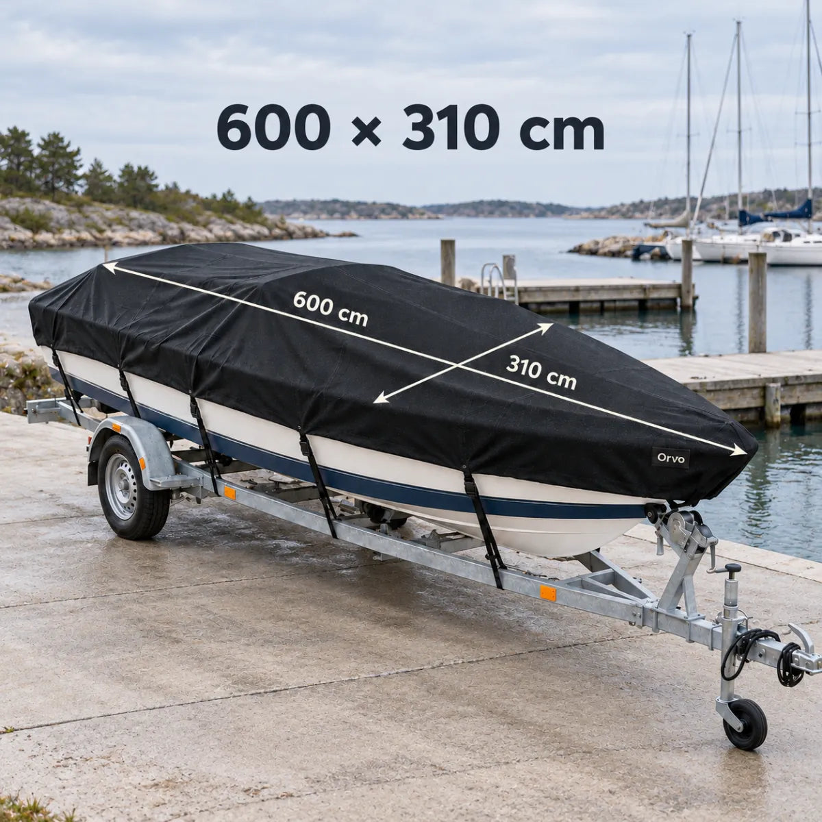 Maten van de boothoes: 600 cm lang en 310 cm breed, op een trailerboot in de haven
