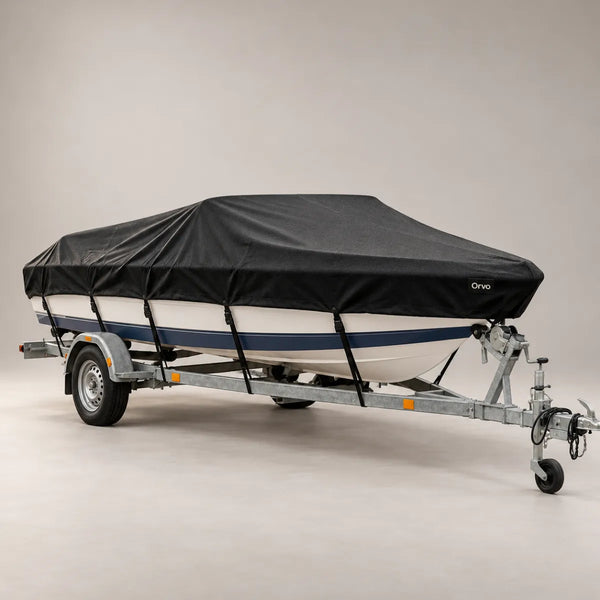 Trailerbåt med svart ORVO båthuv i 600D-väv, fastspänd med remmar runt trailern