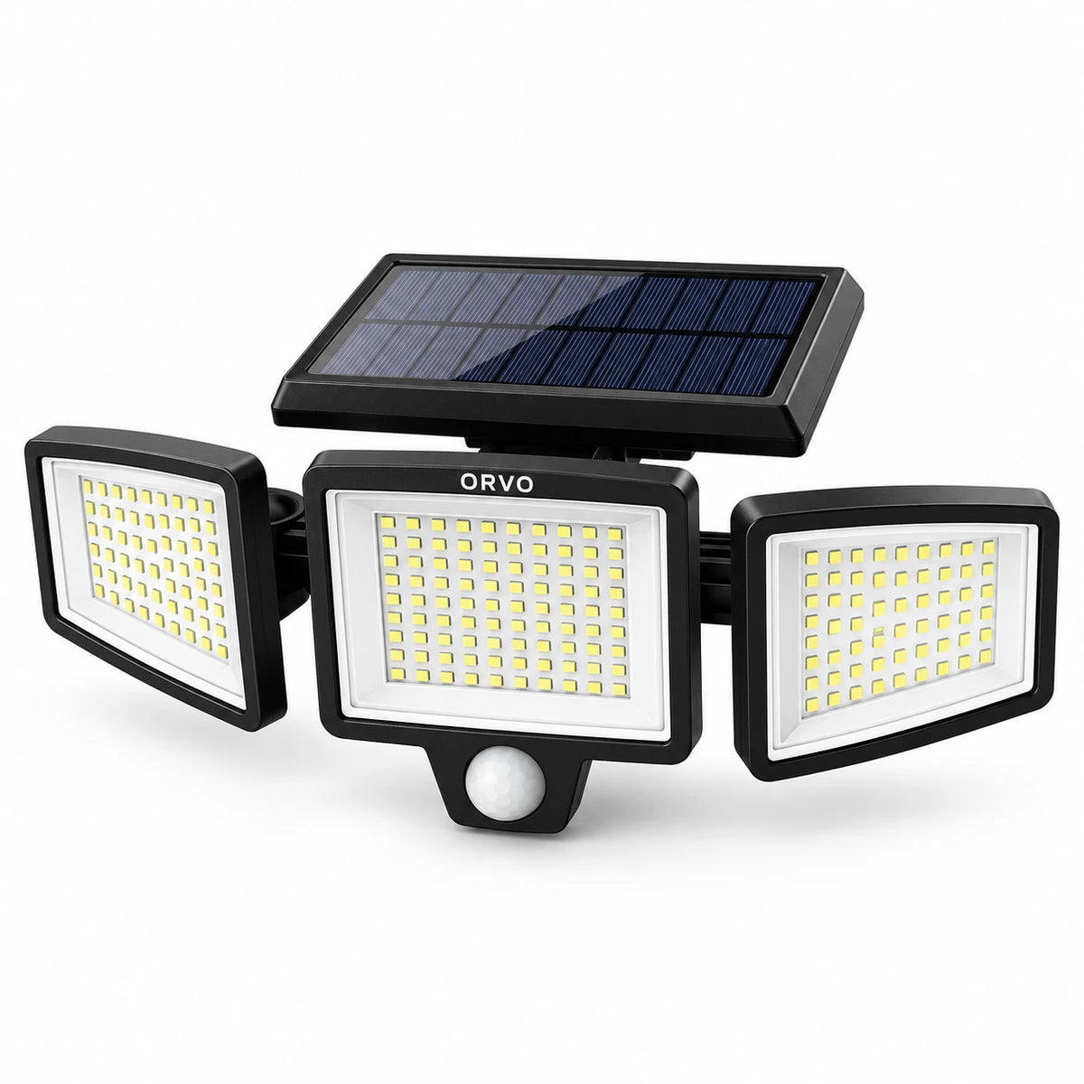 Orvo solar buitenlamp aan een lichte houten gevel met het zonnepaneel boven de drie lampkoppen